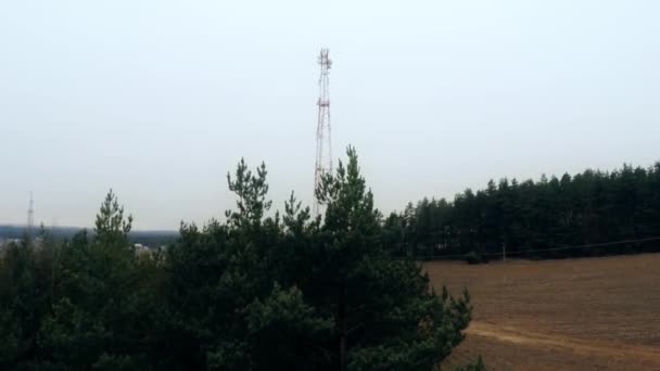 Flygande nära cell tower mobiloperatören och andra sänder signaler — Stockvideo