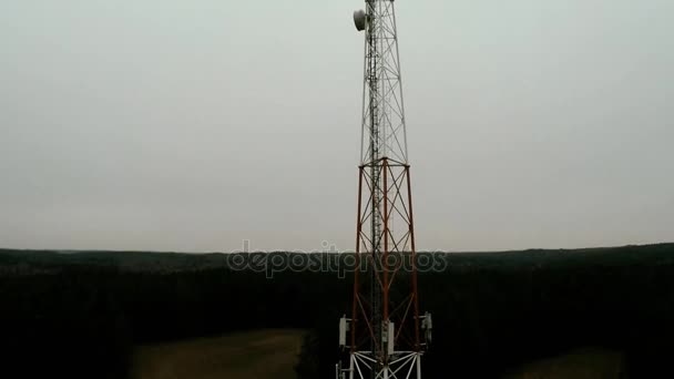 Volando cerca del operador móvil de la torre celular y las otras señales de transmisión — Vídeos de Stock