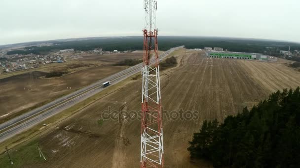 Flygande nära cell tower mobiloperatören och andra sänder signaler — Stockvideo