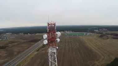Uçan yakınındaki hücre kule cep telefonu operatörü ve diğer verici sinyalleri. bağlantı noktası