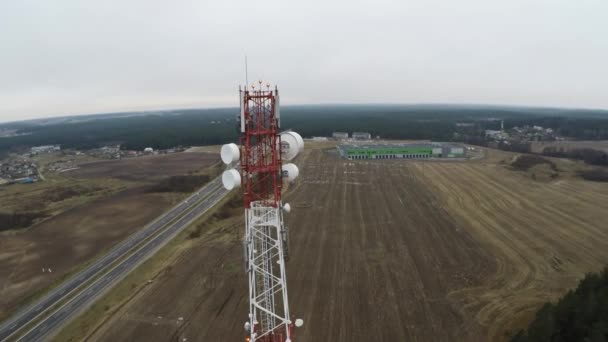 Vliegen in de buurt van de cel toren mobiele operator en de andere verzendende signalen. verbindingspunt — Stockvideo