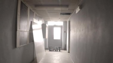 Karanlık koridorda yürürken. Karanlıktan çıkmak. Işığın içine yürümek