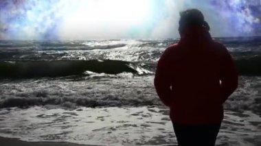 Kız plaj ve ufukta bir geçen gökada