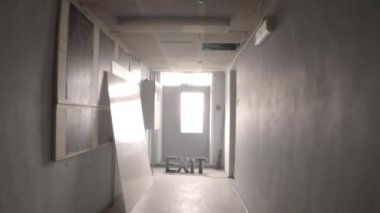 Karanlık koridorda yürürken. Karanlıktan çıkmak. Işığın içine yürümek