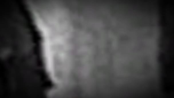 鬼的女孩。可怕的幽灵在黑暗的走廊 — 图库视频影像