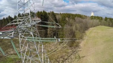 güç hatları. Yüksek gerilim destekler ve teller üzerinde uçuş