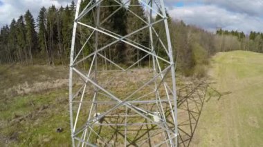 güç hatları. Yüksek gerilim destekler ve teller üzerinde uçuş