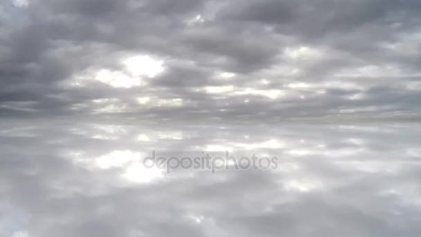 Szybko pływające chmury. Odzwierciedlenie chmury — Wideo stockowe