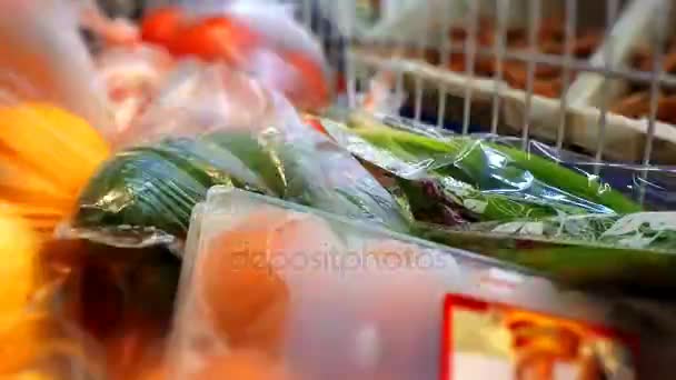 Winkelen bij de supermarkt. Aankoop van voedsel. time-lapse — Stockvideo