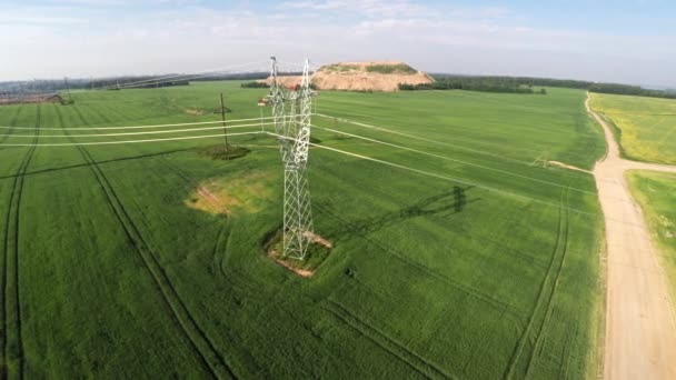 Líneas eléctricas y campo agrícola. Puesta de sol — Vídeos de Stock