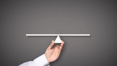 Ölçekler üzerinde kırık kalp.