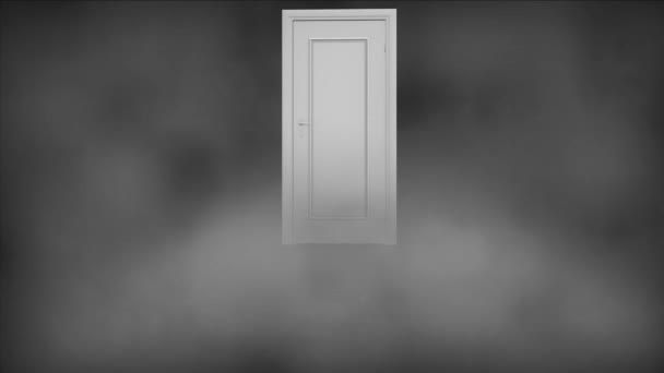Дверь в густом тумане. Мистическая дверь открывается — стоковое видео