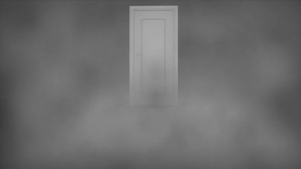 Végtelen ajtók. Az ajtó a sűrű ködben. Misztikus ajtó kinyit. — Stock videók