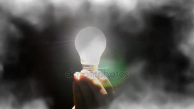 Ampul fikir. Sisin içinde. Duman sis kenarları etrafında uçuyor. Çerçeve duman ve sis