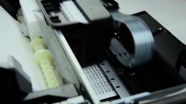 Sanal para birimi. Bitcoins bir sürü üreten bir makine kavramı