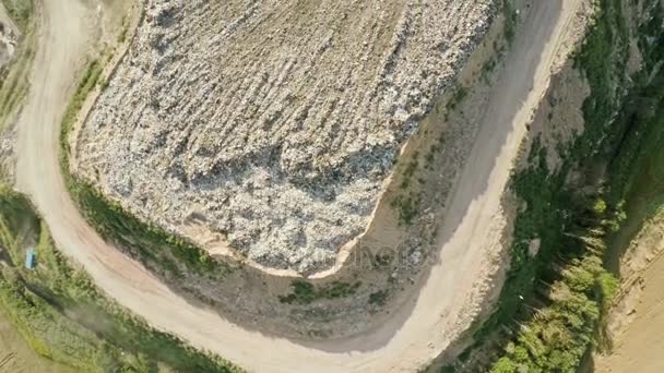 Ville décharge les déchets ménagers. Vol au-dessus de la décharge 