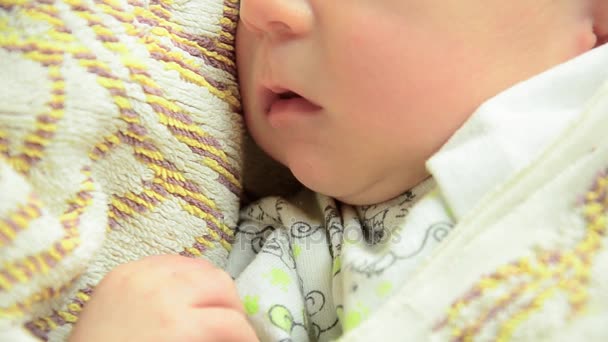 Ghiaccioli al bimbo. Un bambino di 5 giorni che dorme — Video Stock