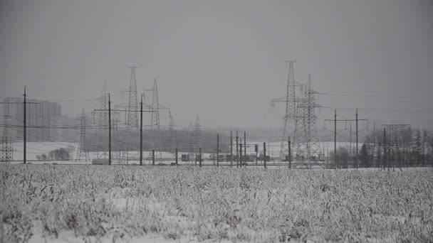 Stromleitungen im Schnee. Blockheizkraftwerk in starkem Schneesturm — Stockvideo