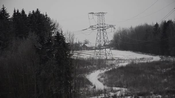 Лінії електропередач на снігу. Когенераційна установка у сильній заметілі — стокове відео