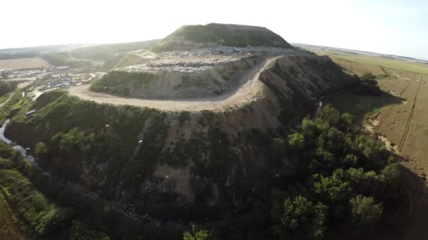 Despejar lixo doméstico na cidade. Fotografia aérea . — Vídeo de Stock