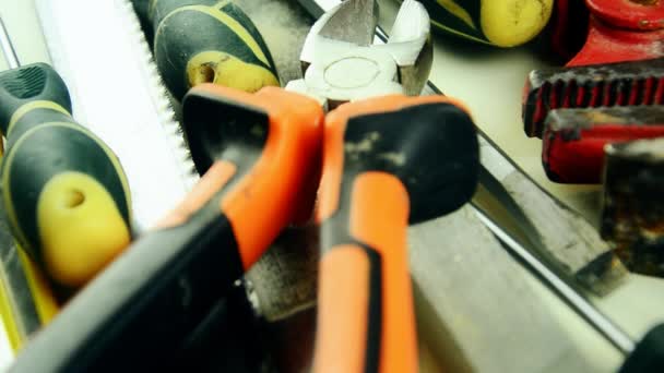 Herramientas. Un montón de herramientas sobre la mesa. Herramientas para la reparación del hogar — Vídeos de Stock