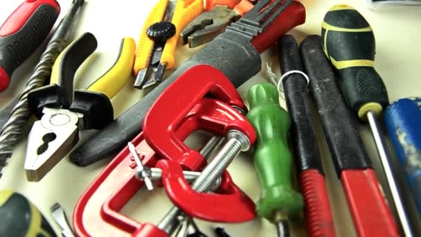 Herramientas. Un montón de herramientas sobre la mesa. Herramientas para la reparación del hogar — Vídeo de stock