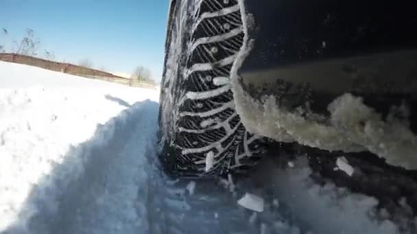 Τροχών για το χιόνι close-up. Δύσκολες συνθήκες για την κίνηση αυτοκινήτων — Αρχείο Βίντεο