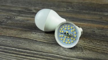Enerji tasarruflu lamba ampul led. LED ampul. Demonte Led ampul.