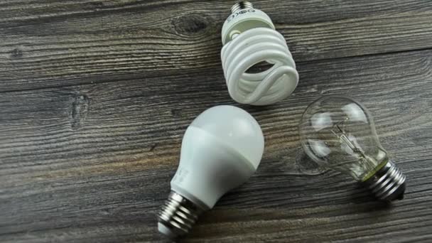 Lâmpadas LED, lâmpada incandescente, lâmpada economizadora de energia . — Vídeo de Stock