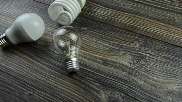 Lâmpada de poupança de energia. Lâmpadas LED, lâmpada incandescente, lâmpada economizadora de energia . — Vídeo de Stock