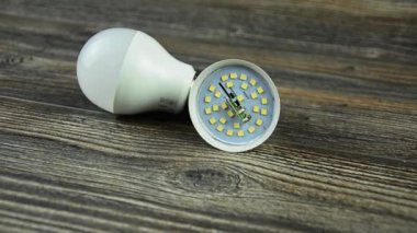 Enerji tasarruflu lamba ampul led. LED ampul. Demonte Led ampul.