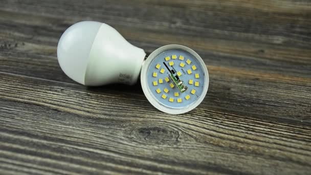 Енергозберігаюча лампа привела лампочку. Світлодіодна лампочка. Розбираються світлодіодні лампочки . — стокове відео