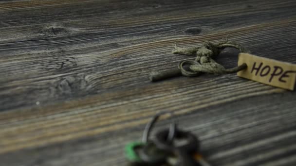 Hoffentlich der alte Schlüssel. Konzept alter Schlüssel aus der Tür der Hoffnung. 1 — Stockvideo