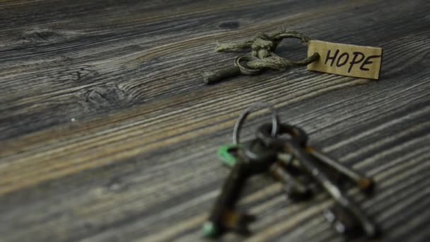 Hoffentlich der alte Schlüssel. Konzept alter Schlüssel aus der Tür der Hoffnung. 2 — Stockvideo