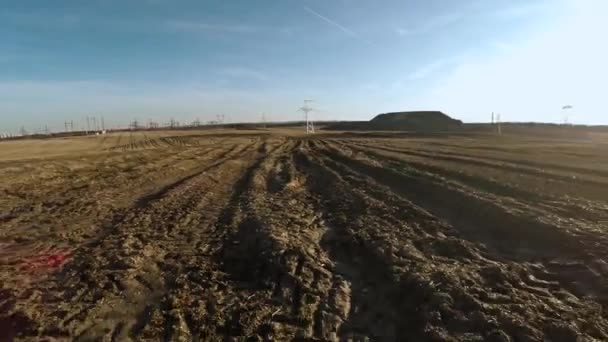 Campo agrícola y líneas eléctricas 26 — Vídeo de stock