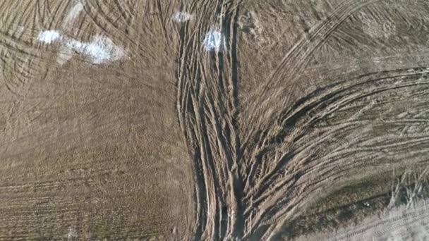 泥土的痕迹。许多痕迹从车轮在地面上。肮脏的路25 — 图库视频影像