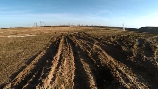 Campo sucio. Líneas eléctricas. Electricidad. 23 — Vídeo de stock