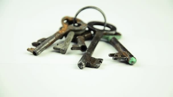 Llaves de puerta. Un montón de llaves viejas. 17 . — Vídeo de stock