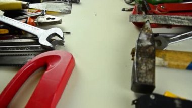 Araçlar. Birçok araç masanın üzerinde. Ev onarım araçları