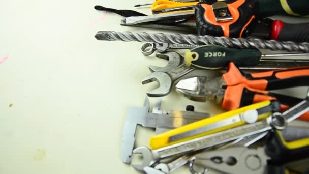 Werkzeuge. Eine Menge Werkzeuge liegen auf dem Tisch. Werkzeuge für die Reparatur zu Hause — Stockvideo