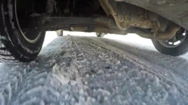 Araba sürüş bir karla kaplı yolda. Zavallı trafik koşulları. 66