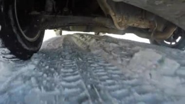 Araba sürüş bir karla kaplı yolda. Zavallı trafik koşulları. 67.
