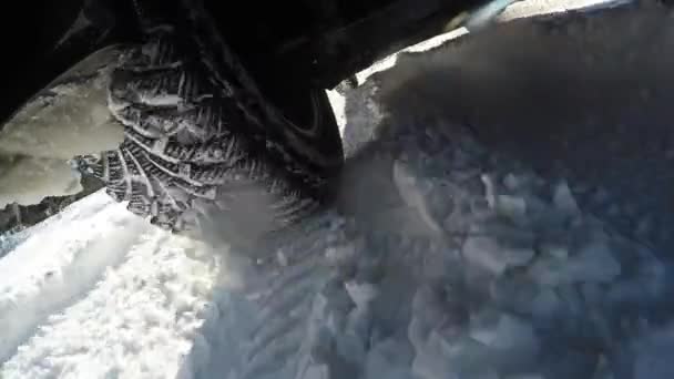 Carretera cubierta de nieve. Malas condiciones de tráfico. Ruedas en la nieve. 68 . — Vídeo de stock