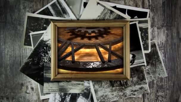 Antieke klok in een frame aan de muur. Oude oude klok. Mystiek portret. — Stockvideo