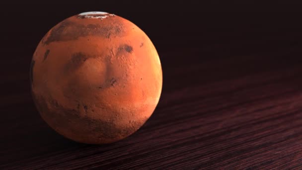 Planeta del sistema solar Marte. Pequeño planeta yace sobre la mesa . — Vídeo de stock