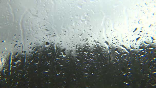 Βροχερός καιρός έξω από το παράθυρο. Κατάθλιψη. — Αρχείο Βίντεο