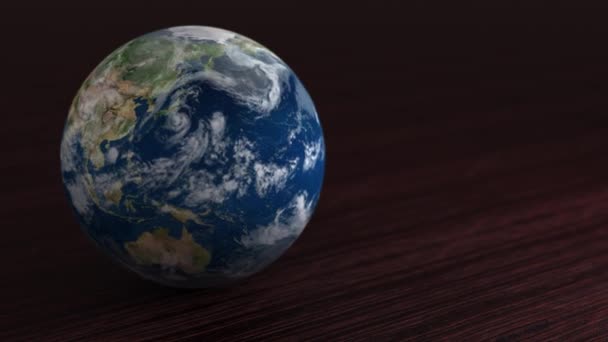 Planeta sluneční soustavy Země. Malá planeta leží na stole. — Stock video