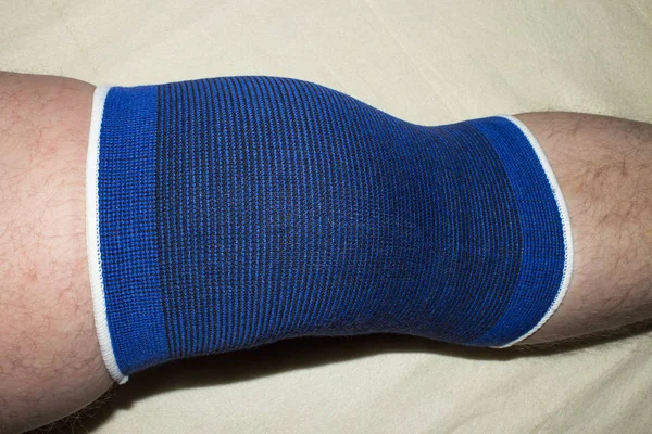 Elastischer Verband Knie Nach Ausrenkung — Stockfoto