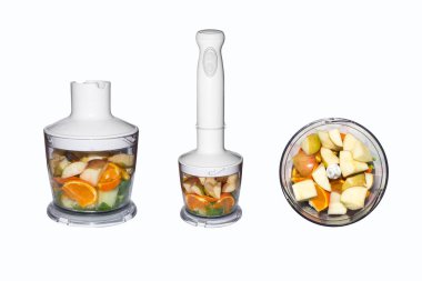 Meyve ve sebze blender beyaz arka plan üzerinde. Blender beyaz arka plan üzerinde sebze ve meyve smoothies.