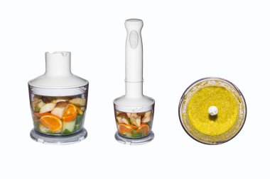 Meyve ve sebze blender beyaz arka plan üzerinde. Blender beyaz arka plan üzerinde sebze ve meyve smoothies.